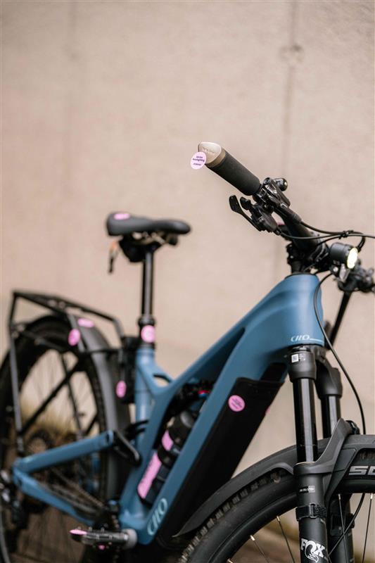 Blaues Fahrrad mit vielen Leasingfähiges Zubehör Stickern